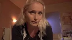 Riproduci Questa ragazza sta mostrando il suo seno ad un maschio, molto eccitata all'idea di fare una partita