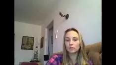 تشغيل تبدو هذه الشابة وكأنها في الصف التاسع في دردشة الفيديو