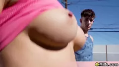 Redă Mama vitregă sportivă nu poate rezista la căldura păsăricii de dimineață cu acțiune orală în POV