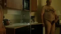 Redă Un bărbat matur păros surprins făcându-se în oglindă