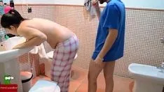 Riproduci Sesso di gruppo con un fratello di famiglia che scopa sua sorella in bagno