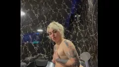 Redă Blonda sexy Alina se udă și sălbatică în jacuzzi cu distracție de handjob