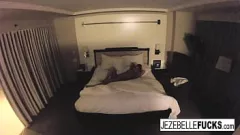 Afspelen Jezebelle Bond's hotelkamer solosessie: poesje, tieten en kont zichtbaar