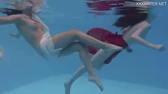 تشغيل أناستازيا المحيط وMarfa الأزيز مثليه اللعب تحت الماء