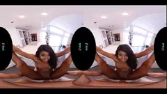 Afspelen Amari Anne's interraciale ontmoeting in virtual reality