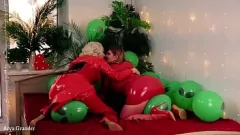 Riproduci Le MILF fetish in lattice Arya Grander e Fetishaura si divertono con il divertimento gonfiabile