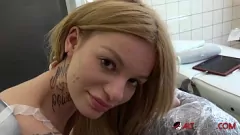 Jouer Jayjay, une adolescente blonde encrée exposée et tatouée