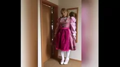 تشغيل صنم فستان الدرندل: عذراء بافارية حفاضات ترتدي سروالًا مطاطيًا