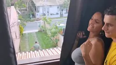 Abspielen Latina-MILF lutscht Freund, während Ehemann Gras mäht: Betrügende Ehefrau erwischt!