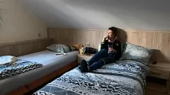 Abspielen Das europäische Mädchen Amanda Slim wird high und lutscht den Schwanz des Big Boss