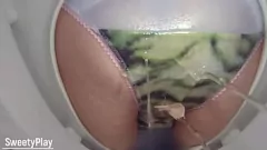 Abspielen Kurvige MILF pisst vor der Toilettenkamera in Höschen