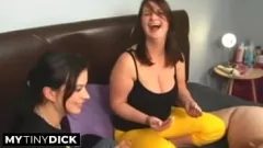 Abspielen Drei europäische Brünette geben dem kleinen Schwanz einen festen Handjob