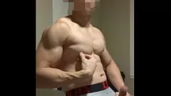 Reproducir Muscular asiático Stud se sacude y entra en forma de corro caliente