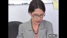 Abspielen Prof. Sie sagen ohne zu zögern, dass sie ein Mädchen ist und auf der Bank von hinten gefickt werden möchte