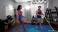 Riproduci Black Ebony Nadia Jay ha un sesso interrazziale strabiliante con il bidello yoga